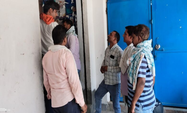 बिजली कनेक्शन की जांच करते और काटते बिजली कर्मी