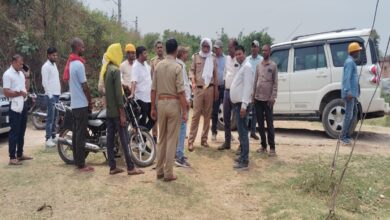 सहरोई गांव में बिजली चेकिंग करते बिजली विभाग के अधिकारी