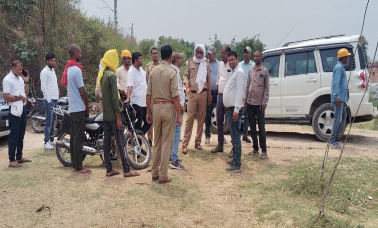 सहरोई गांव में बिजली चेकिंग करते बिजली विभाग के अधिकारी