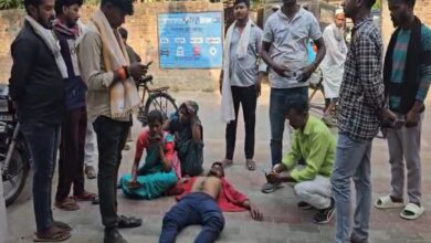 सकलडीहा कोतवाली गेट पर मारपीट में घायल युवक मुकदमा दर्ज नहीं होने पर परिजनों के साथ धरना पर बैठकर विरोध जताते हुए
