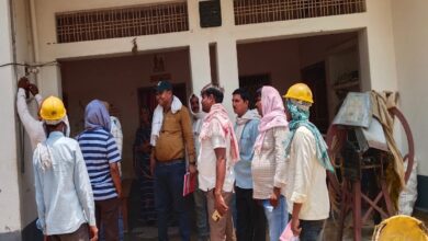 माटीगांव में जांच पड़ताल करते हुए बिजली विभाग की टीम