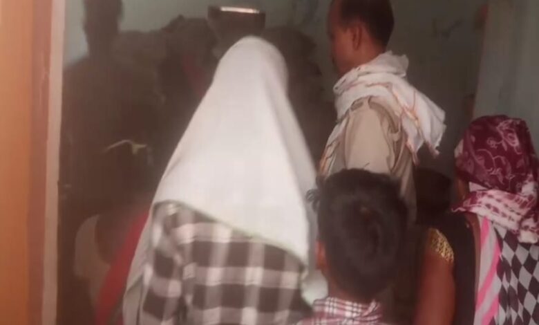 शिवपुर में कोटा दुकान पर जुटी भीड़ को समझाते हुए पैंथर पुलिस