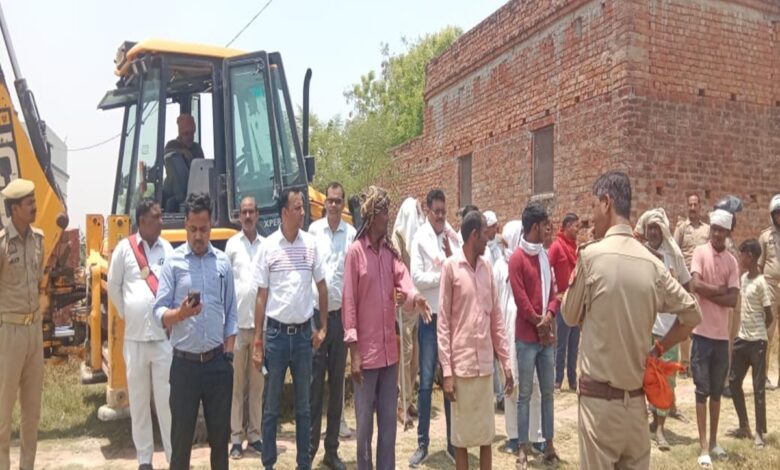 बुल्डोजर चलाकर ध्वस्त किया गया तीन परिवारों का कच्चा और पक्का मकान