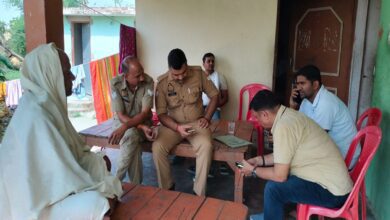 उकनी वीरमराय गांव में परिजनों से घटना के बाद जानकारी लेते शुभचिंतक