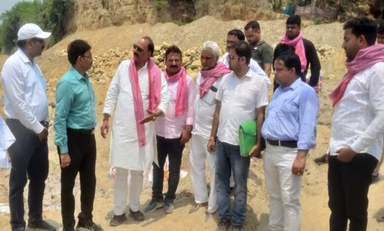 तीरगांवा हसनपुर में गंगा कटान में समाहित हुए मकानों को अधिकारियों को दिखाते विधायक प्रभु नारायण सिंह यादव।
