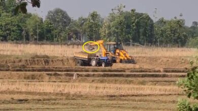अवैध तरीके से मिट्टी खनन करते जेसीबी
