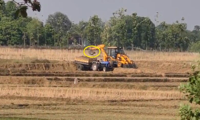 अवैध तरीके से मिट्टी खनन करते जेसीबी