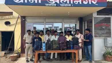 पकड़े गए तस्कर और बरामद शराब के साथ