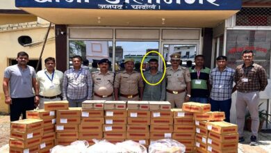 अलीनगर पुलिस व आरपीएफ की गिरफ्त में शराब तस्कर, बरामद शराब