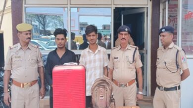आरपीएफ और अलीनगर पुलिस की गिरफ्त में शराब तस्कर