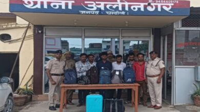 अलीनगर पुलिस व आरपीएफ की संयुक्त टीम द्वारा पकड़ा गया शराब और तस्कर