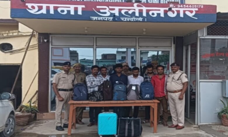 अलीनगर पुलिस व आरपीएफ की संयुक्त टीम द्वारा पकड़ा गया शराब और तस्कर