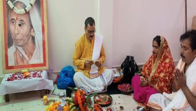 कैबिनेट मंत्री अनिल राजभर अपनी माता की पुण्यतिथि पर विधि विधान से पूजा अर्चना करते