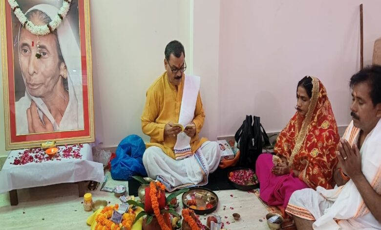 कैबिनेट मंत्री अनिल राजभर अपनी माता की पुण्यतिथि पर विधि विधान से पूजा अर्चना करते