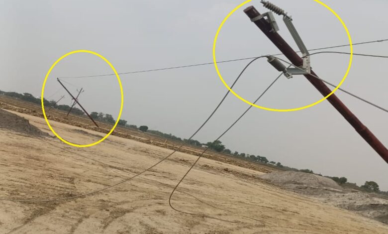ट्रक की टक्कर से गिरे विद्युत पोल