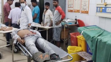 जिला अस्पताल में स्ट्रेचर पर पड़े घायल