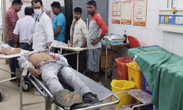 जिला अस्पताल में स्ट्रेचर पर पड़े घायल