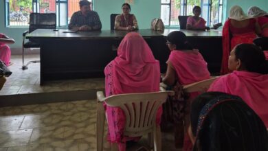 चहनियां ब्लॉक सभागार में बैठक करते बाल विकास परियोजना के अधिकारी और कार्यकर्ता