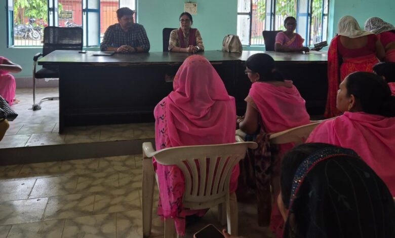 चहनियां ब्लॉक सभागार में बैठक करते बाल विकास परियोजना के अधिकारी और कार्यकर्ता