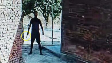 दाहिने हाथ में अवैध तमंचा लेकर धमकाता युवक सीसीटी कैमरे में हुआ कैद