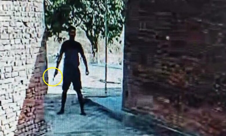 दाहिने हाथ में अवैध तमंचा लेकर धमकाता युवक सीसीटी कैमरे में हुआ कैद