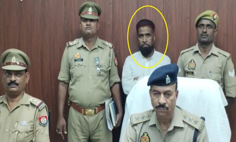 पुलिस की गिरफ्त में मौलाना