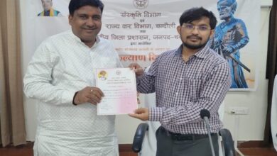 जिले के प्रतिष्ठित व्यापारी विष्णुकांत अग्रवाल को सम्मानित करते डीएम