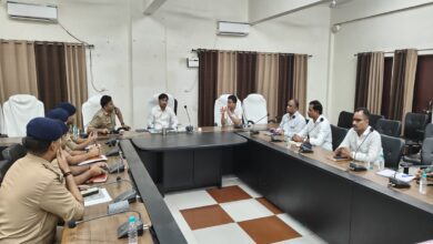 नशा रोकथाम को लेकर विचार विमर्श करते अधिकारी