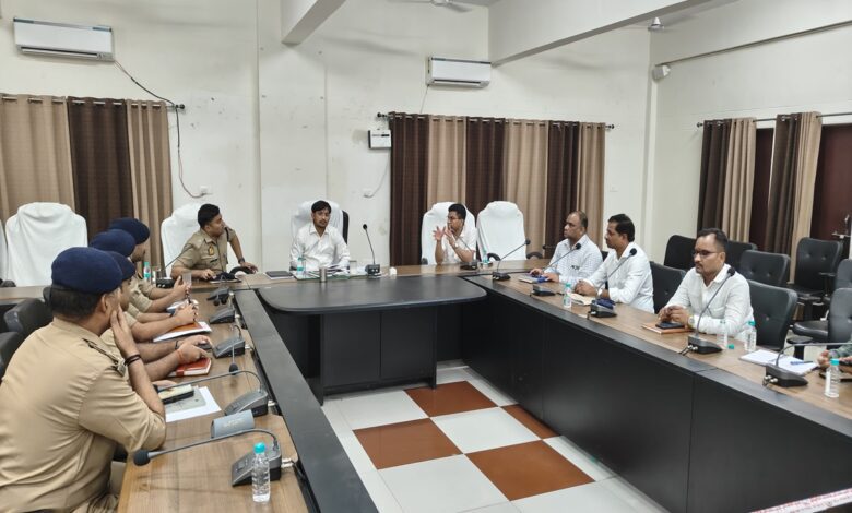 नशा रोकथाम को लेकर विचार विमर्श करते अधिकारी