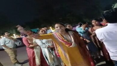 डीआरएम कार्यालय में हंगामा करती रेलवे पायलट की पत्नी
