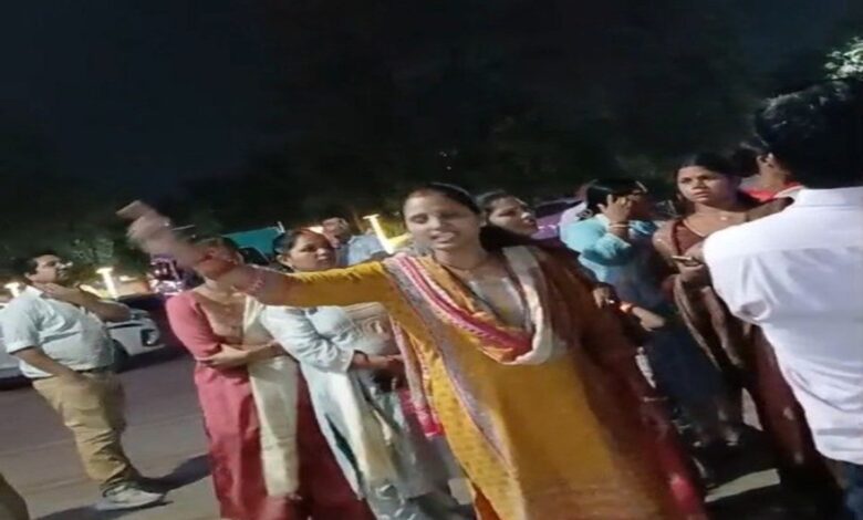 डीआरएम कार्यालय में हंगामा करती रेलवे पायलट की पत्नी