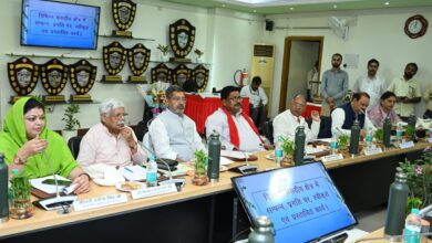रेल परियोजनाओं और यात्री सुविधाओं के बारे में अधिकारियों को अवगत करातीं राज्यसभा सांसद दर्शना सिंह