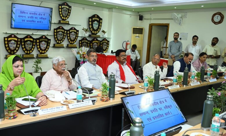 रेल परियोजनाओं और यात्री सुविधाओं के बारे में अधिकारियों को अवगत करातीं राज्यसभा सांसद दर्शना सिंह
