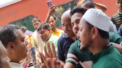 जीआरपी आरपीएफ जवानो से नोकझोक करते सहरसा मुंबई समर स्पेशल ट्रेन के यात्री