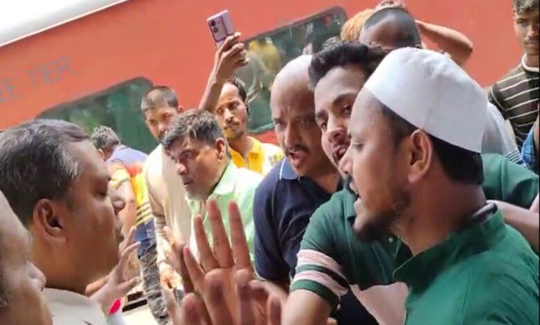 जीआरपी आरपीएफ जवानो से नोकझोक करते सहरसा मुंबई समर स्पेशल ट्रेन के यात्री