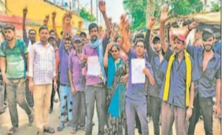 प्रदर्शन करते आक्रोशित सफाई कर्मचारी