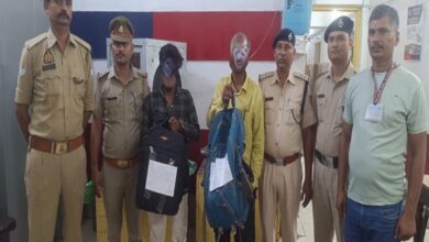 डीडीयू जीआरपी आरपीएफ की गिरफ्त में शराब तस्कर बरामद शराब