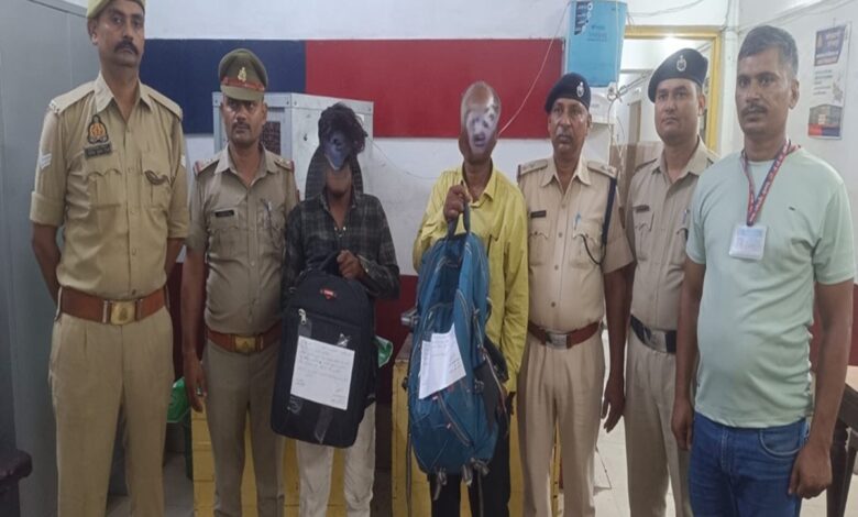 डीडीयू जीआरपी आरपीएफ की गिरफ्त में शराब तस्कर बरामद शराब