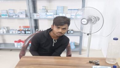 जन औषधि केंद्र पर दवा देता प्राइवेट व्यक्ति