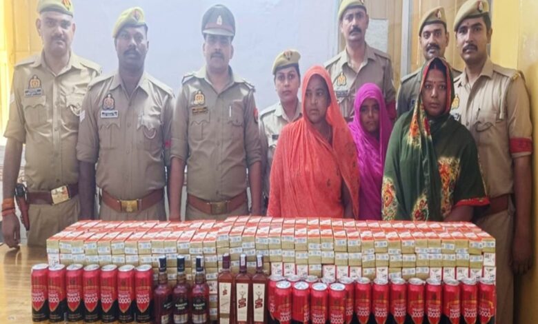 डीडीयू जीआरपी की गिरफ्त में शराब तस्कर, बरामद शराब
