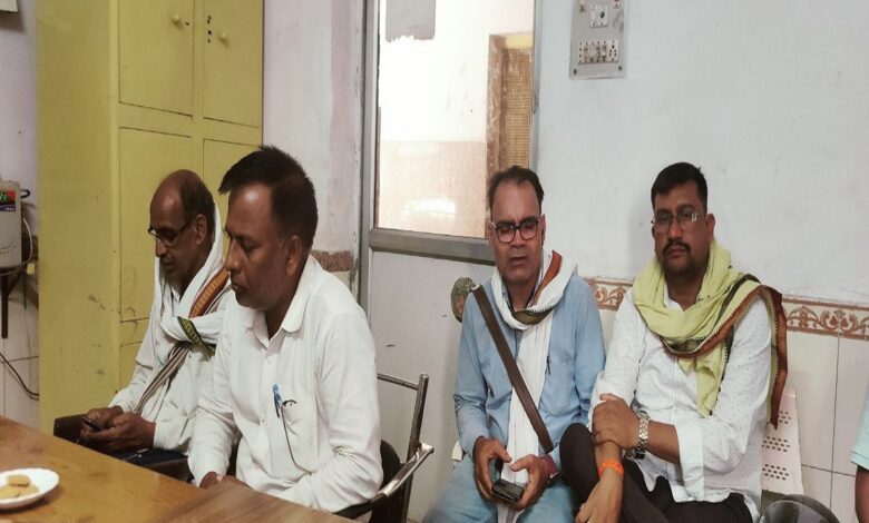 डीडीयू जीआरपी थाने में मौजूद परिजन