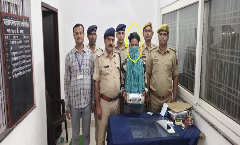 जीआरपी आरपीएफ की संयुक्त टीम की गिरफ्त में बरामद असलहे के साथ असलहा तस्कर