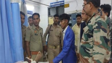 संयुक्त जिला चिकित्सालय चकिया में मृतक के परिजन से पूछताछ करती पुलिस