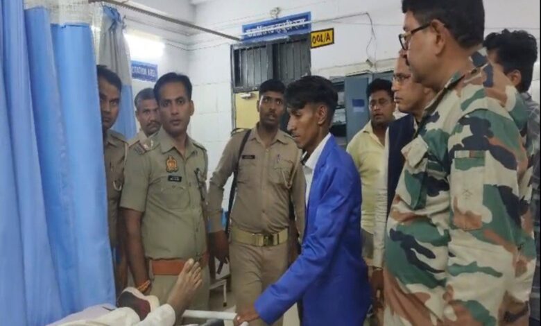 संयुक्त जिला चिकित्सालय चकिया में मृतक के परिजन से पूछताछ करती पुलिस