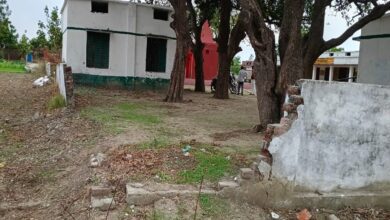 विद्यालय की टूटी बाउंड्री