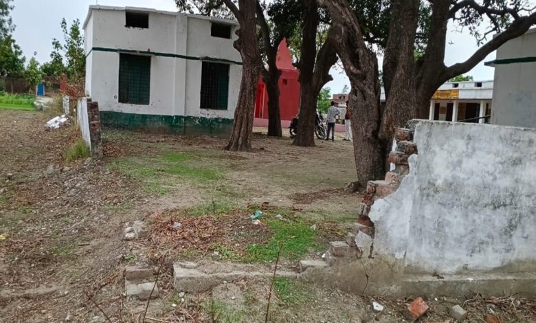 विद्यालय की टूटी बाउंड्री