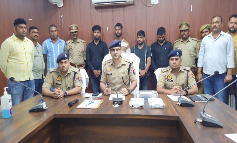 पुलिस लाइन में मामले का खुलासा करते एसपी, पकडे गए बदमाश