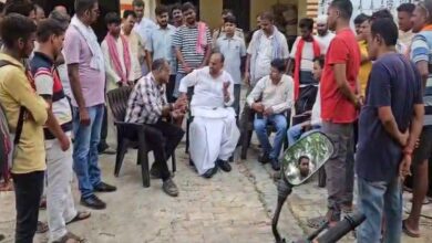 बिजली उपकेंद्र पर अधिशासी अभियंता को अल्टीमेटम देते पूर्व सपा विधायक