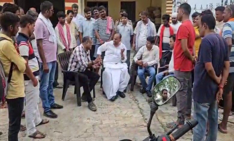 बिजली उपकेंद्र पर अधिशासी अभियंता को अल्टीमेटम देते पूर्व सपा विधायक