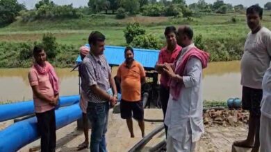 पम्प कैनाल पर लघु डाल सिंचाई विभाग के जेई से वार्ता करते मनोज सिंह डब्लू